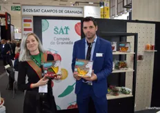 Paula Spa y Norberto Cañadas, de SAT Campos de Granada, en promoción de sus nuevos pimientos picantes. 
